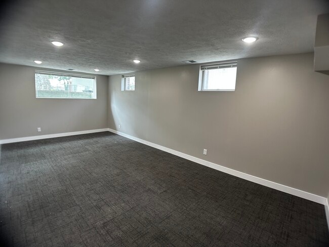 Building Photo - 211 Lakewood Dr