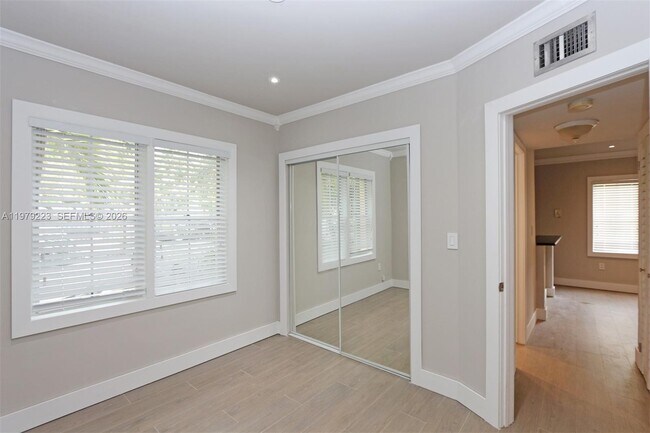 Building Photo - 3395 Franklin Ave