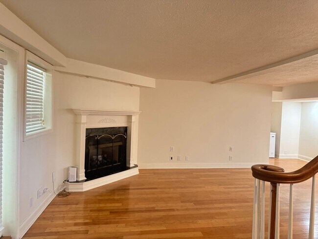 Building Photo - Beautiful 3 Bed 3 Bath Home nestled in St. B!