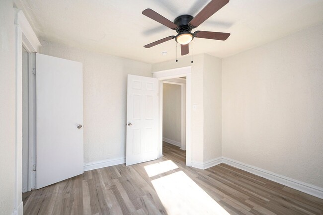 Building Photo - 5 Bedroom Home Near Central Park and Centr...