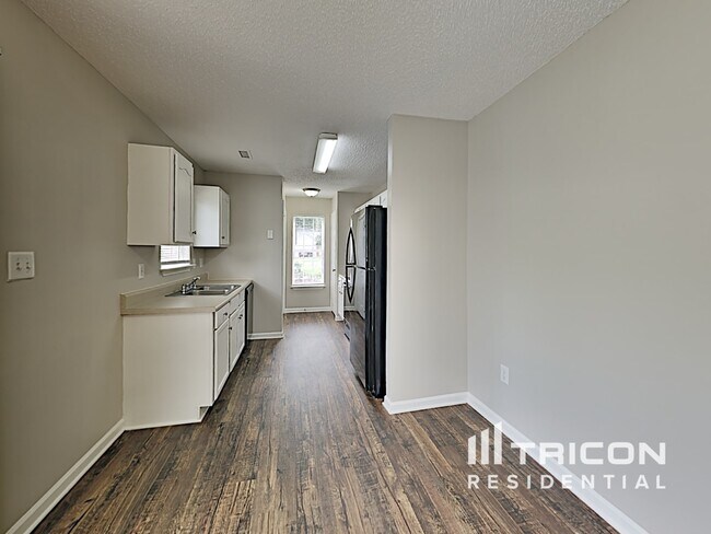 Building Photo - 6530 Lynmont Dr