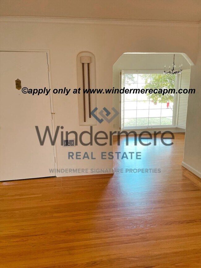 Building Photo - Charming Upper Land Park Home with Vintage Character and Natural Light — 2 Bed, 1 Bath