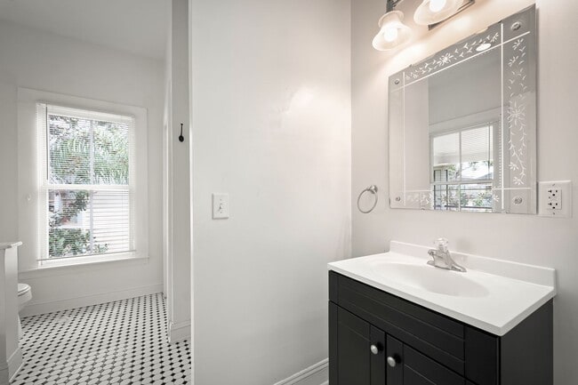 Building Photo - Charming 4 Bedroom 3 Bathroom Historical H...
