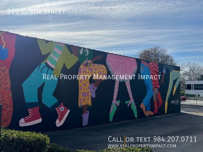 Building Photo - 211 E 5th St