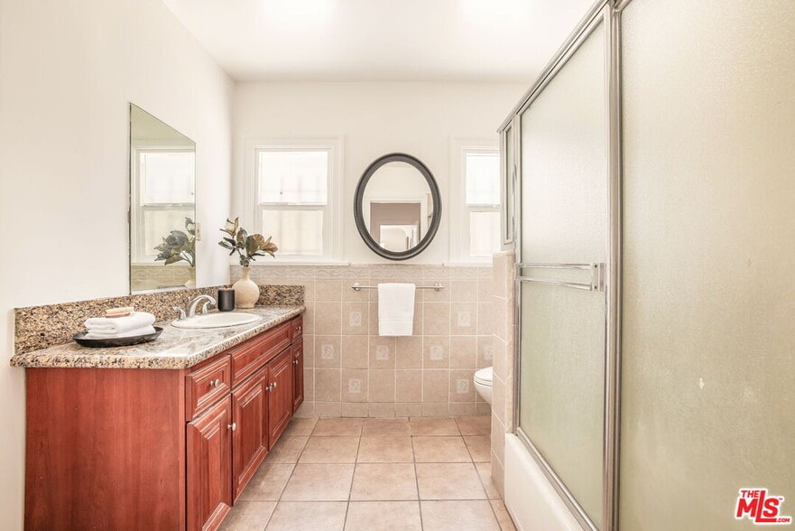 Bathroom - 842 S Sycamore Ave