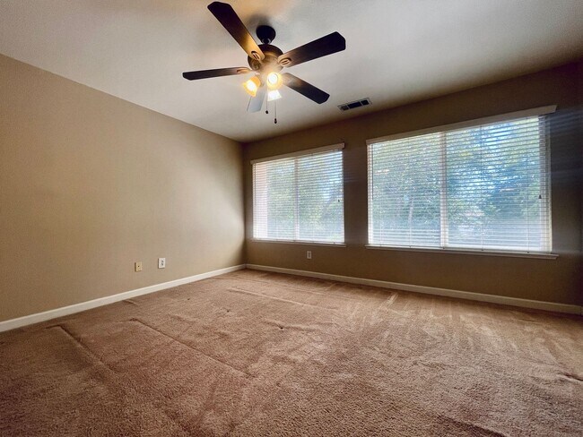 Building Photo - Beautiful 6 Bed, 3 Bath on court in Brentwood