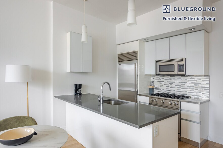 Building Photo - 550 W 54th St