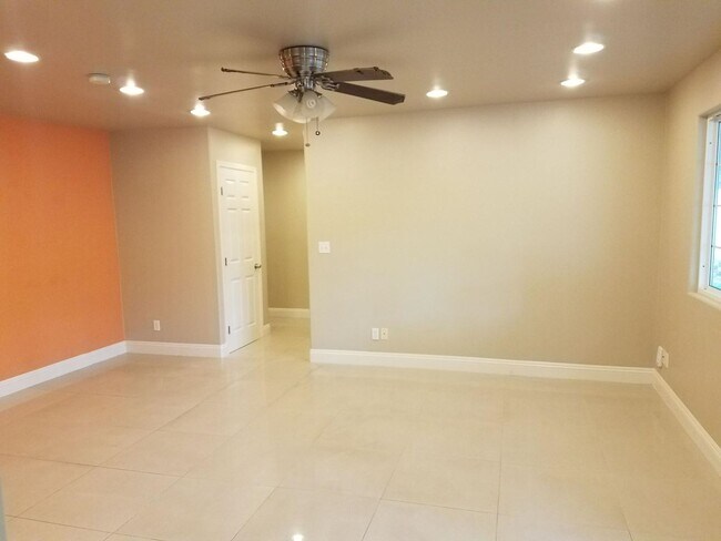 Building Photo - Pet Friendly, Ground Level, W/D, Great Location, Private fenced yard!