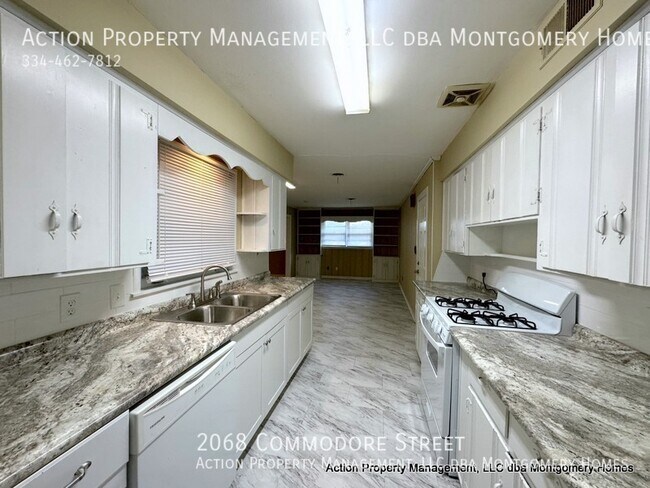 Building Photo - 2068 Commodore St