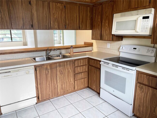 Building Photo - 1721 Whitehall Dr