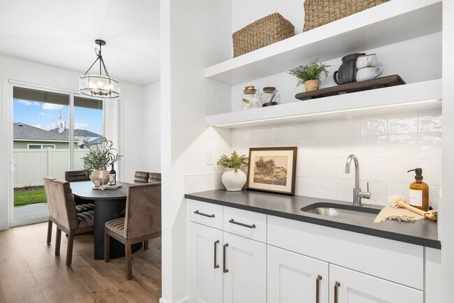 Building Photo - Brand New Luxury Duplex-Top of the line finishes & walking distance to The Village.