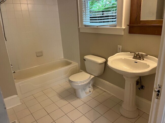 Building Photo - 3 bedroom, 2 bathroom