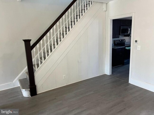 Building Photo - 133 E Nields St