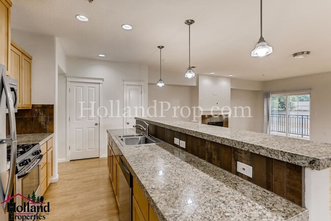 Building Photo - Wonderful 3 Story Condo in Hillsboro!