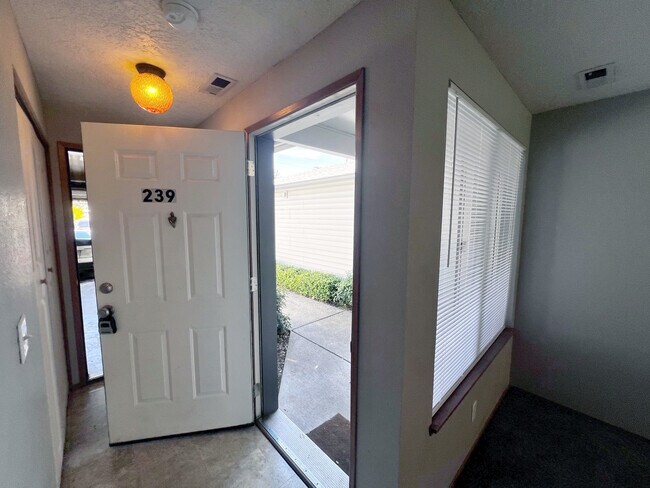 Building Photo - 4000 NE 109th Ave