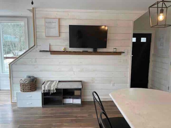 Building Photo - 220 ME-133