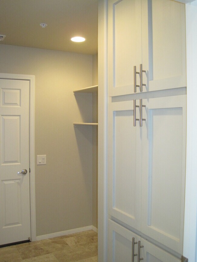 Building Photo - NO STAIRS- NO ONE ABOVE YOU! 2 Bedroom, 2 ...