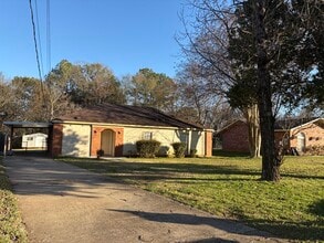 Building Photo - 5852 Roxboro Dr