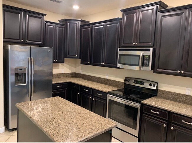 Building Photo - WYNDHAM LAKES ESTATES 4/2.5 HOME FOR RENT - LAKE VIEW!