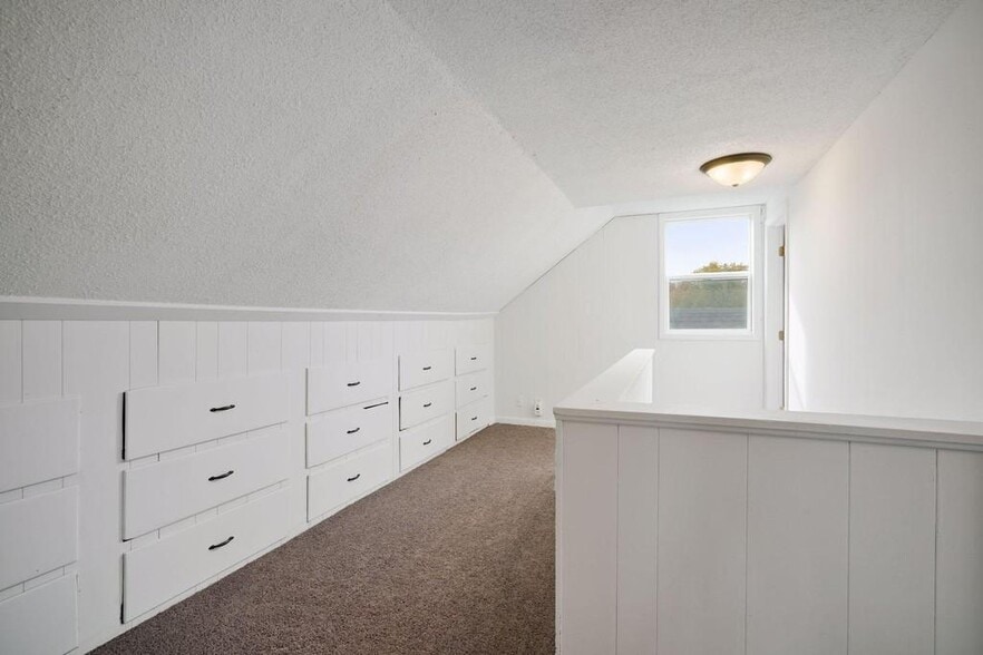 Building Photo - 5060 Hughes Ave NE