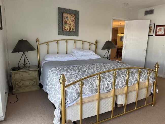 Building Photo - 412 S Cypress Rd