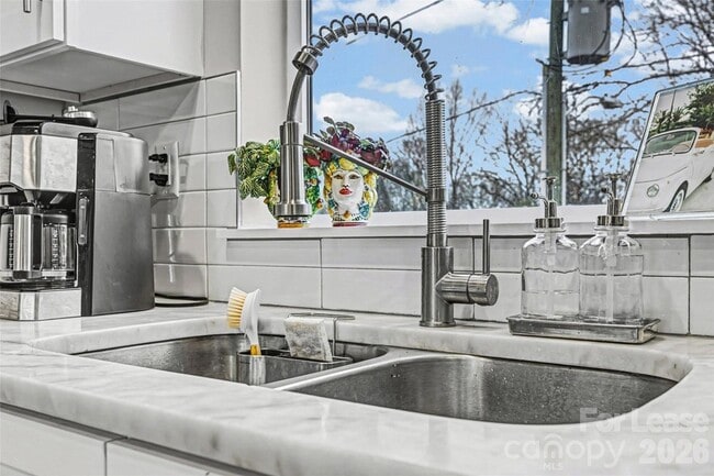 Building Photo - 840 E 18th St