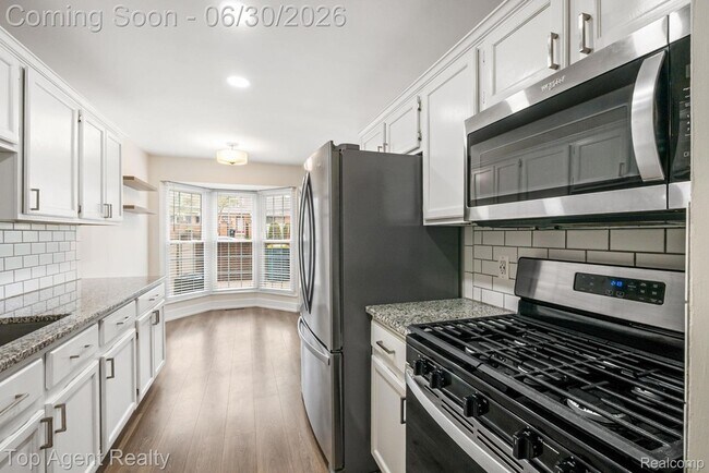 Building Photo - 38887 Country Cir
