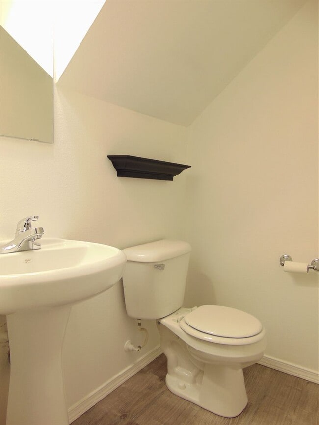 Building Photo - Lovely and Spacious 2 BR/1.75 BA Kirkland ...