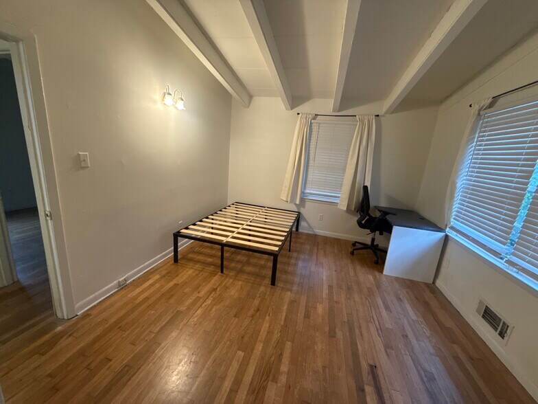 Building Photo - 1009 Hampton St NW