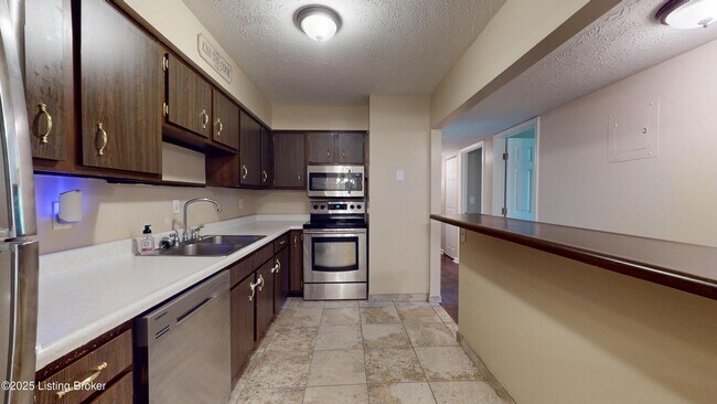 Building Photo - 7074 Wildwood Cir