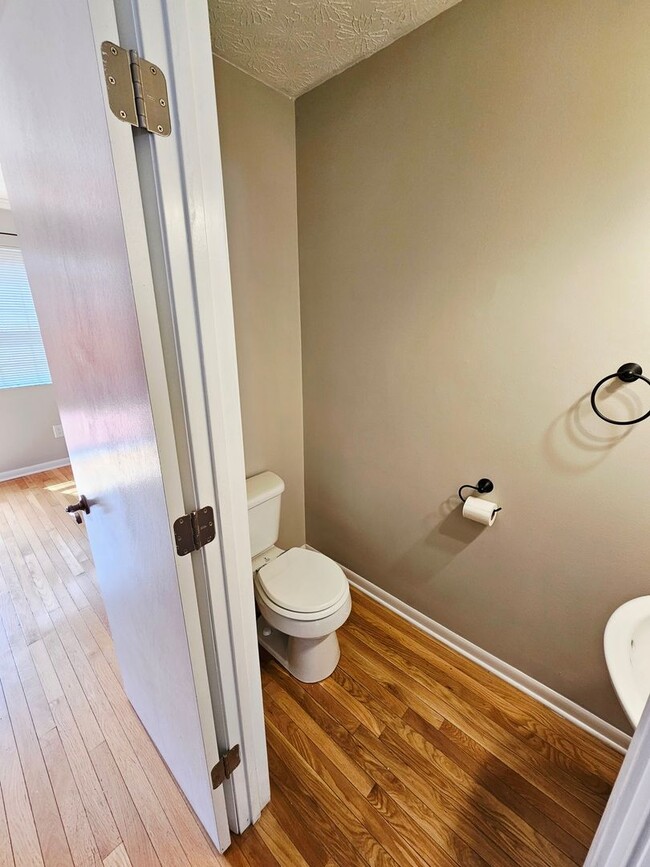 Building Photo - MOVE-IN READY! 2BR Townhome in Clintonville near OSU – W/D, Parking, Pet Friendly