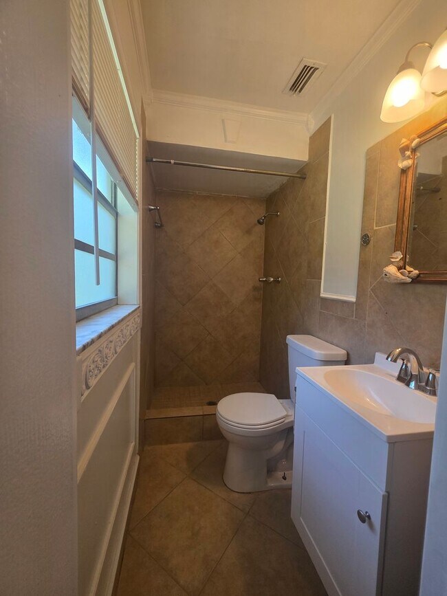 Building Photo - 3 bedroom 2 Bath Single Family Home