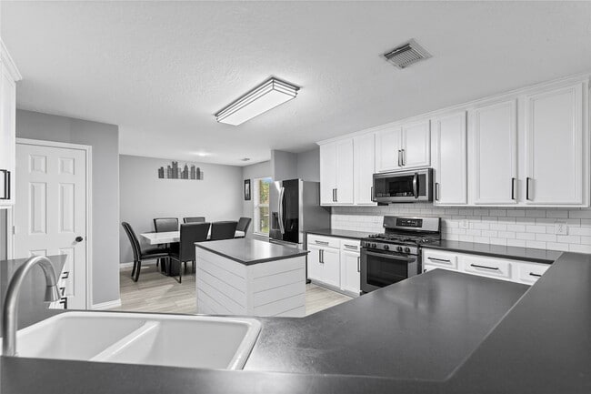 Building Photo - 10819 Redwood Dr