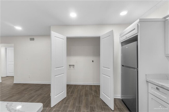Building Photo - 211 Gastel Cir
