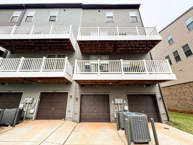 Building Photo - Stylish 3 Bed 2.5 Bath End-Unit Townhome W...