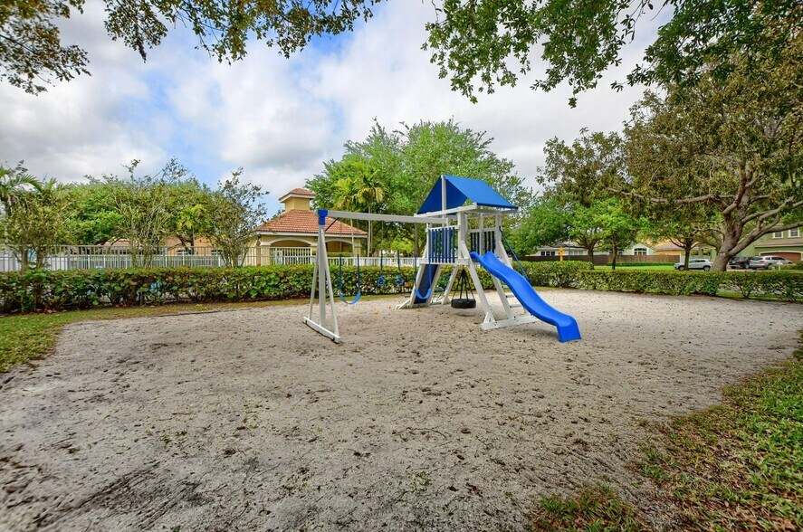 Building Photo - 1225 E Magnolia Cir