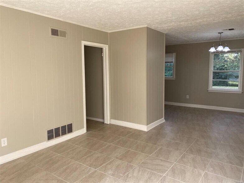 Building Photo - 1717 Robison Hill Rd