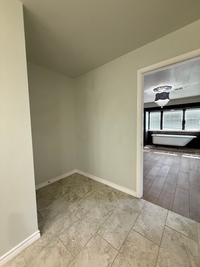 Building Photo - Beautiful modern farmhouse with 5 bedrooms...