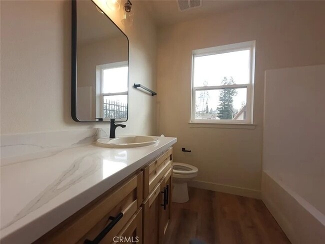 Building Photo - 5980 Crestmoor Dr