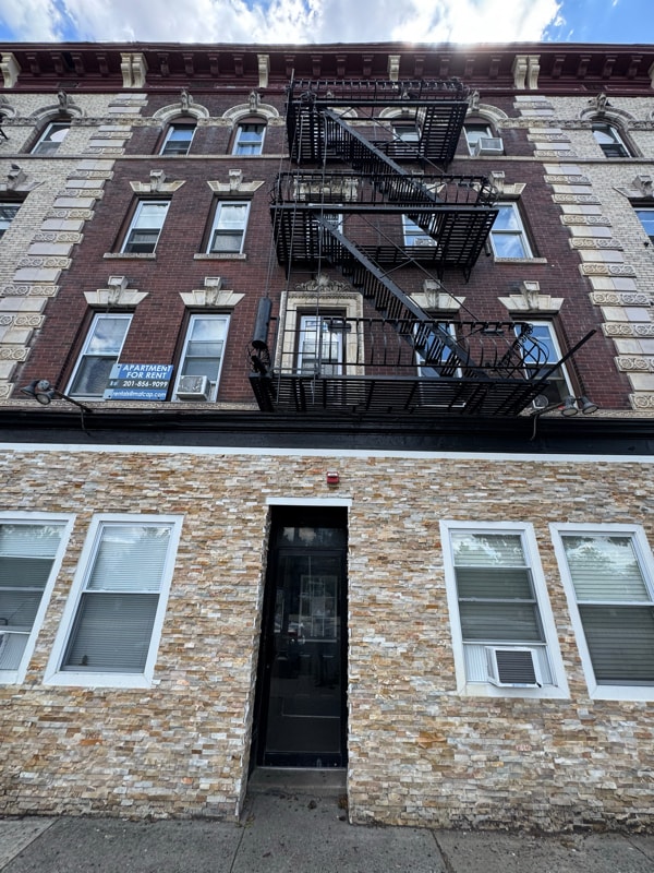 Building Photo - 552 Avenue C