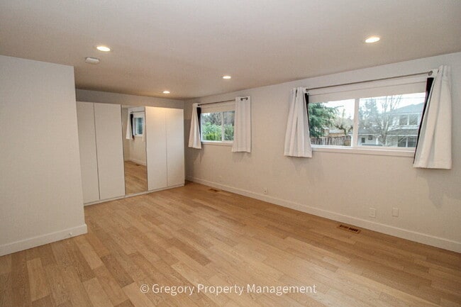 Building Photo - 604 9th Ave