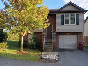 Building Photo - 2 bedroom/2 bath split level home in Johns...