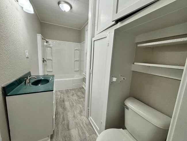 Building Photo - 3 Bedroom 1.5 Bathroom home with a 2 car g...