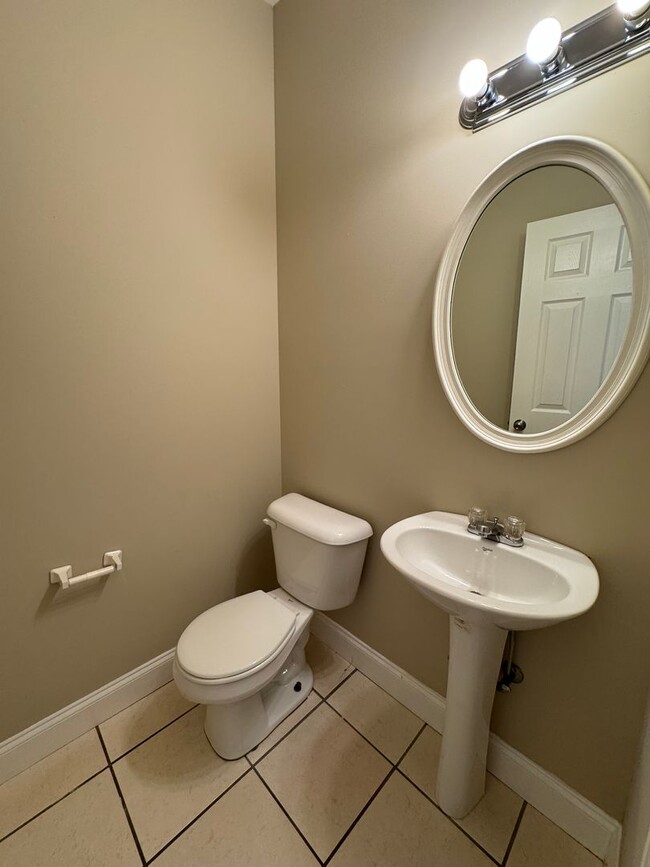 Building Photo - Nice 2/2.5 Townhouse in East Rome- $1,195