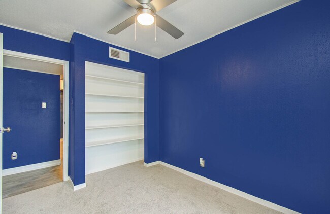 Building Photo - 2814 S Bartell Dr