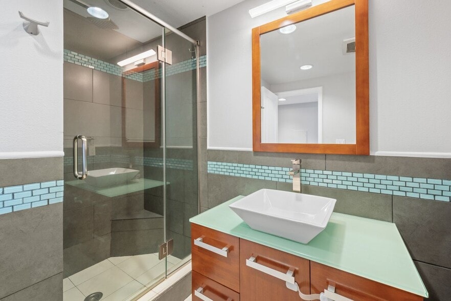 Building Photo - 1115 S Elm Dr