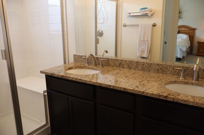 Building Photo - Elegant 3BR Townhome | Short-Term Lease