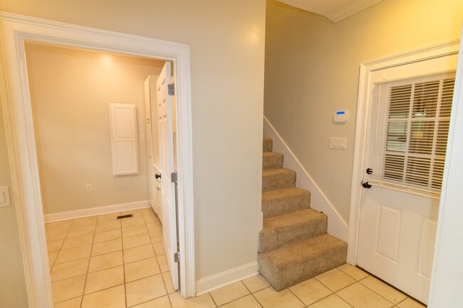 Building Photo - 906 Monarch Cir