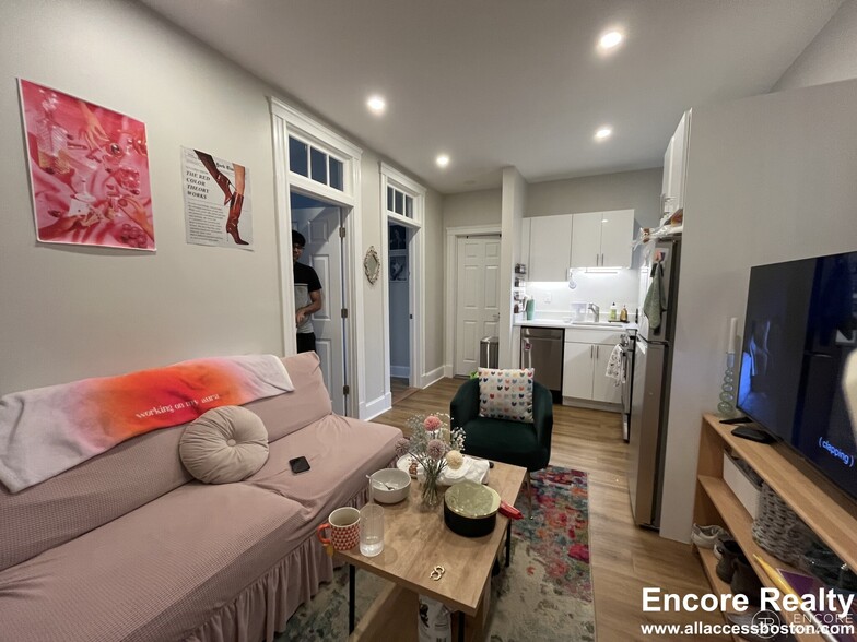 Building Photo - 833 Beacon St