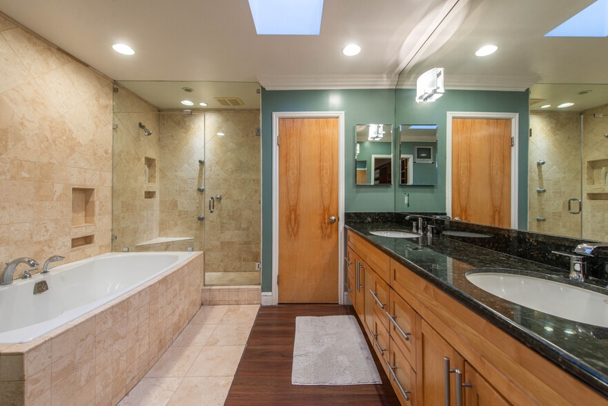 Building Photo - 809 Warren Ave